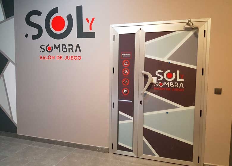 Grabado de precisión en madera utilizando el servicio de corte CNC o láser para rótulos en Murcia.