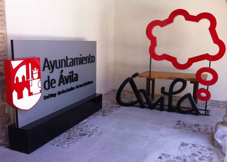 Detalle de letras corpóreas en Murcia fabricadas en PVC lacado blanco para una recepción de oficina