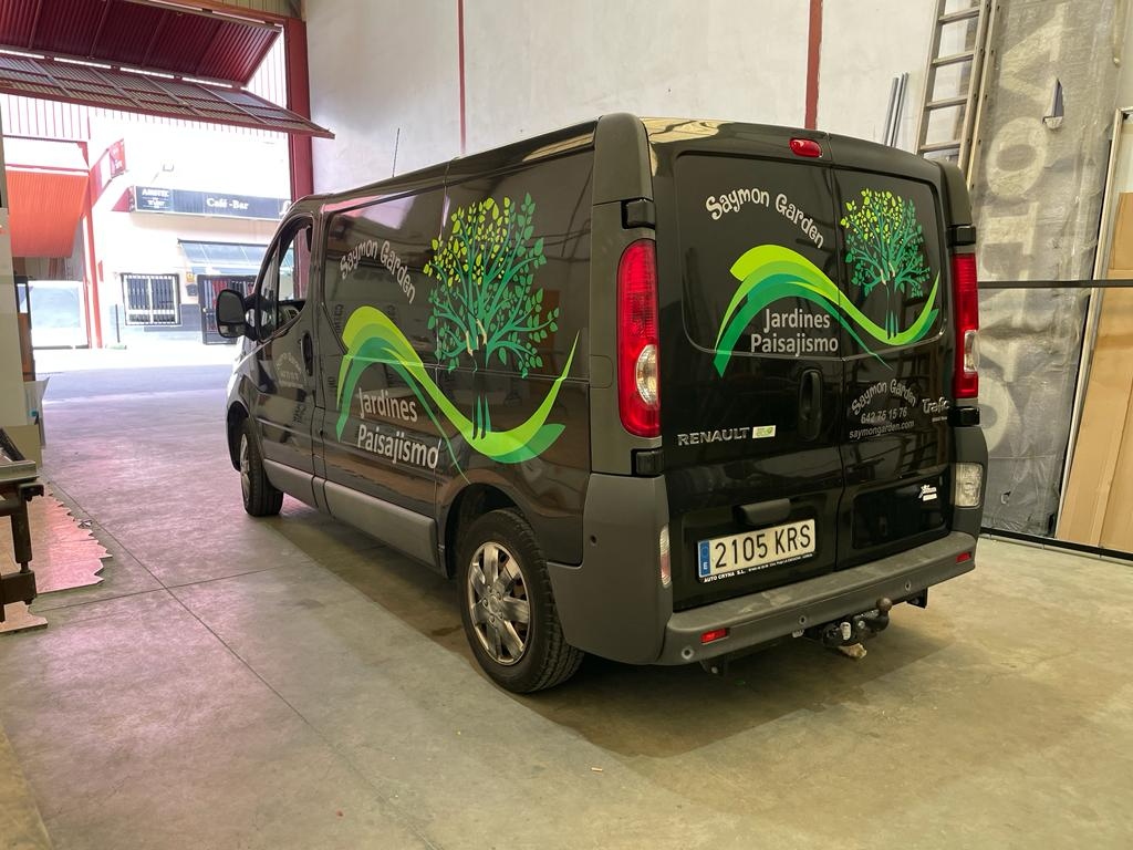Furgoneta de empresa rotulada con la impresión digital de vinilos para negocios en Murcia y alrededores