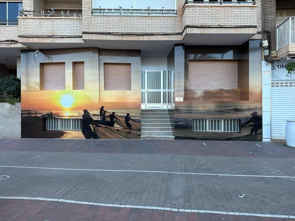 Aplicación de vinilos en Murcia sobre el escaparate de cristal de un local comercial en el centro