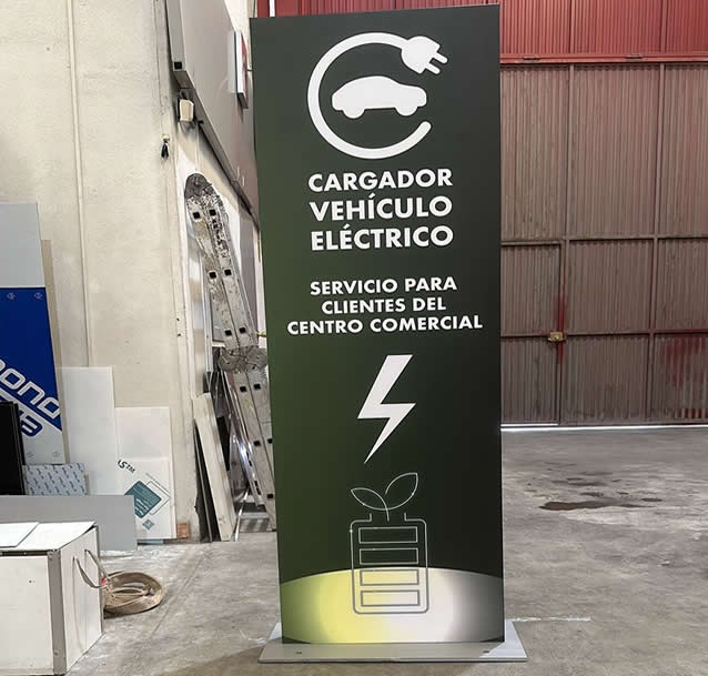 Máquina fresadora realizando el servicio de corte CNC o láser para rótulos en Murcia y alrededores