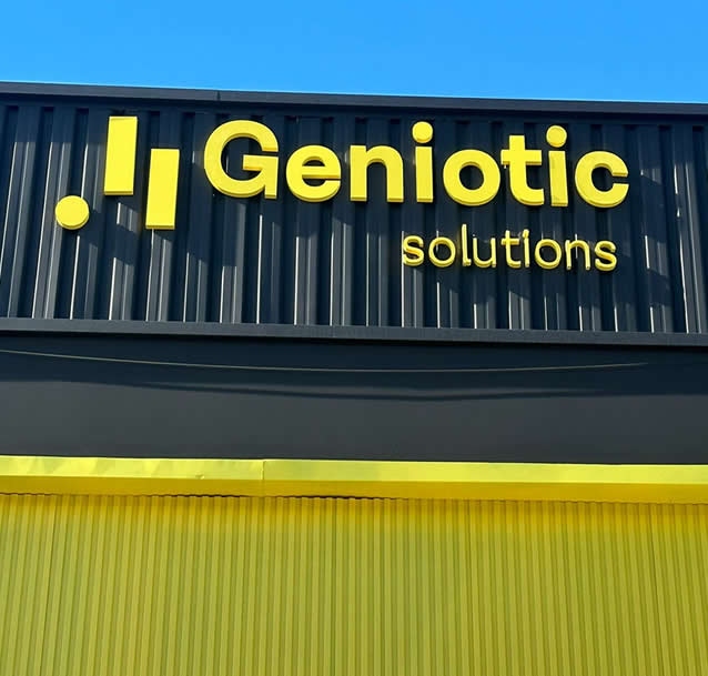 Rótulo comercial de composite negro mate troquelado para una clínica en Murcia.